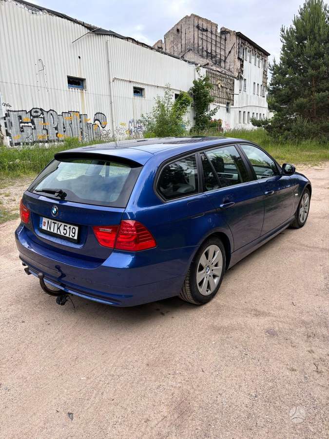BMW 318 2011 — photo 6