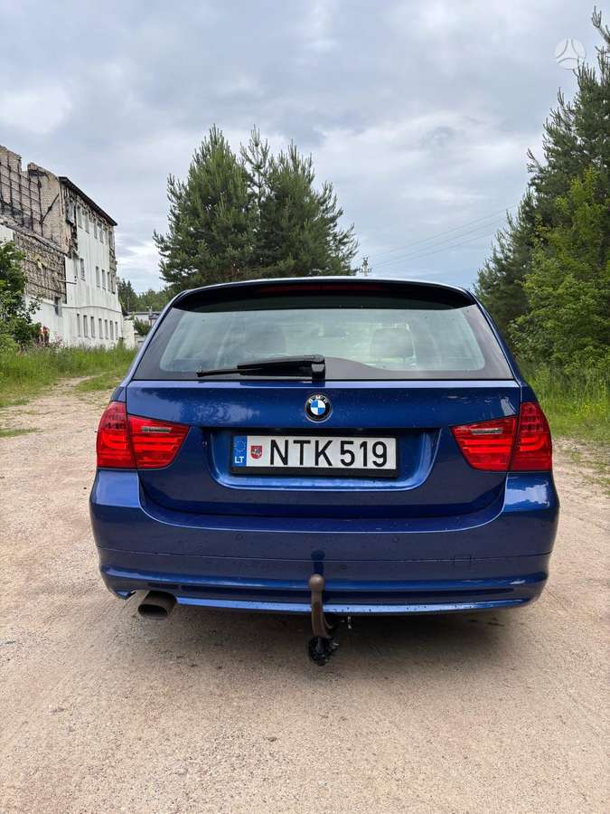 BMW 318 2011 — photo 7