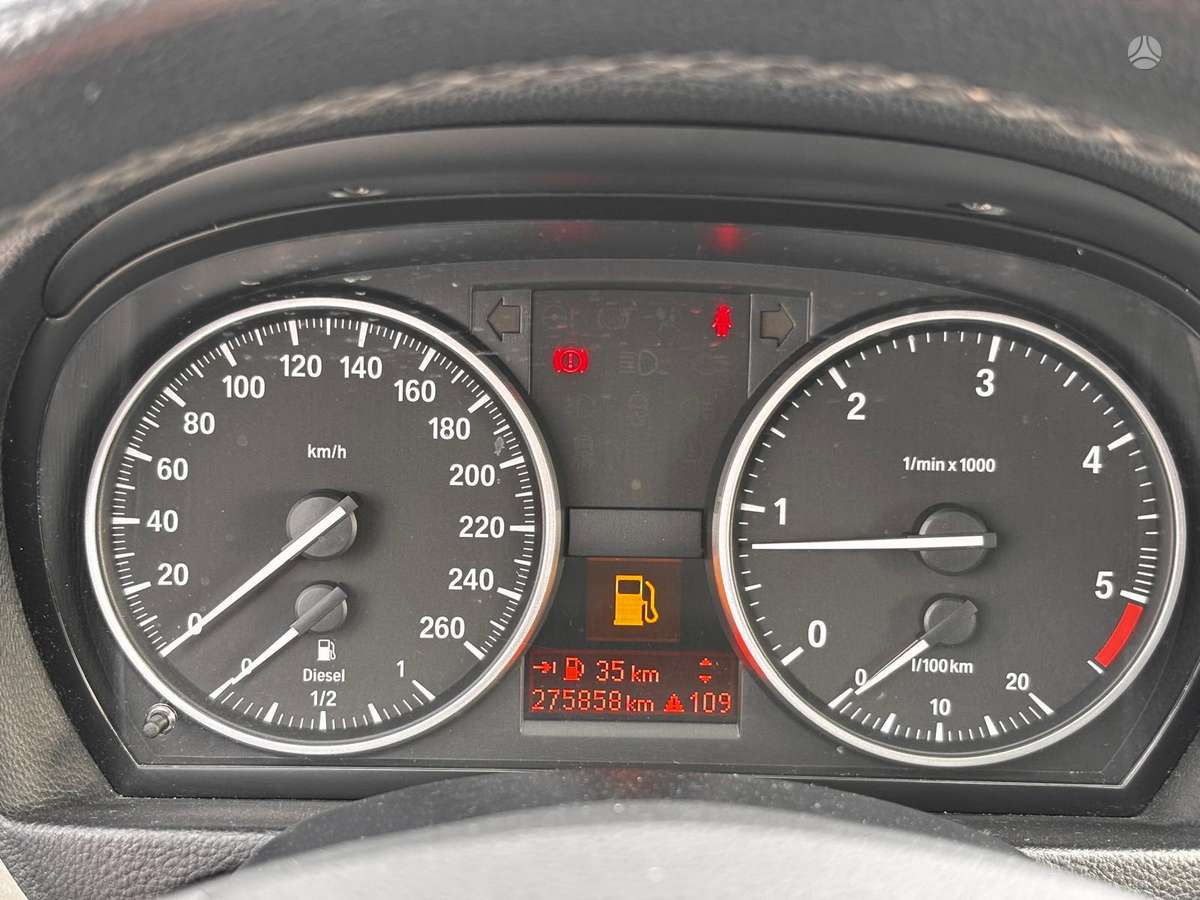 BMW 318 2011 — photo 8