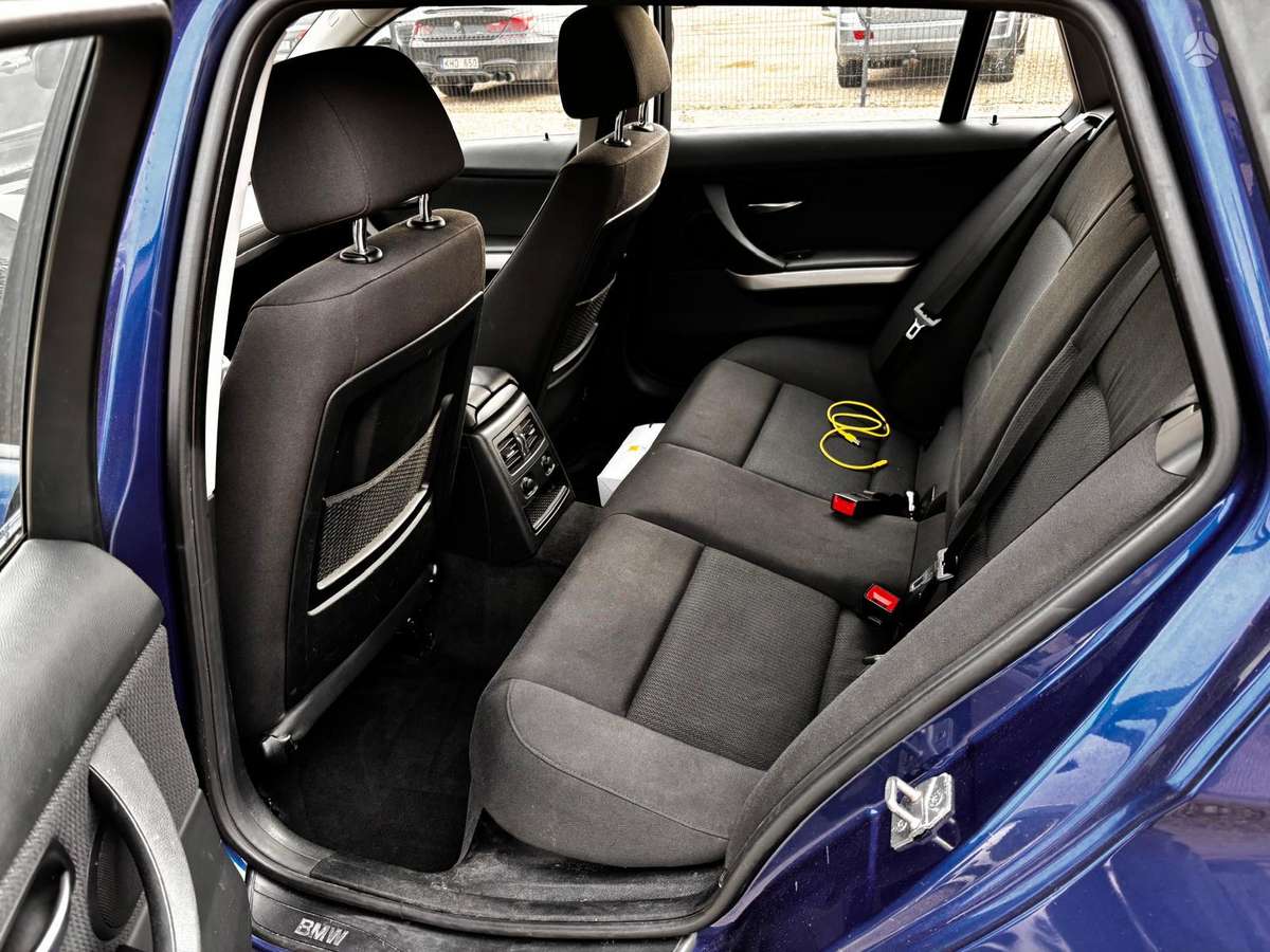BMW 318 2011 — photo 9