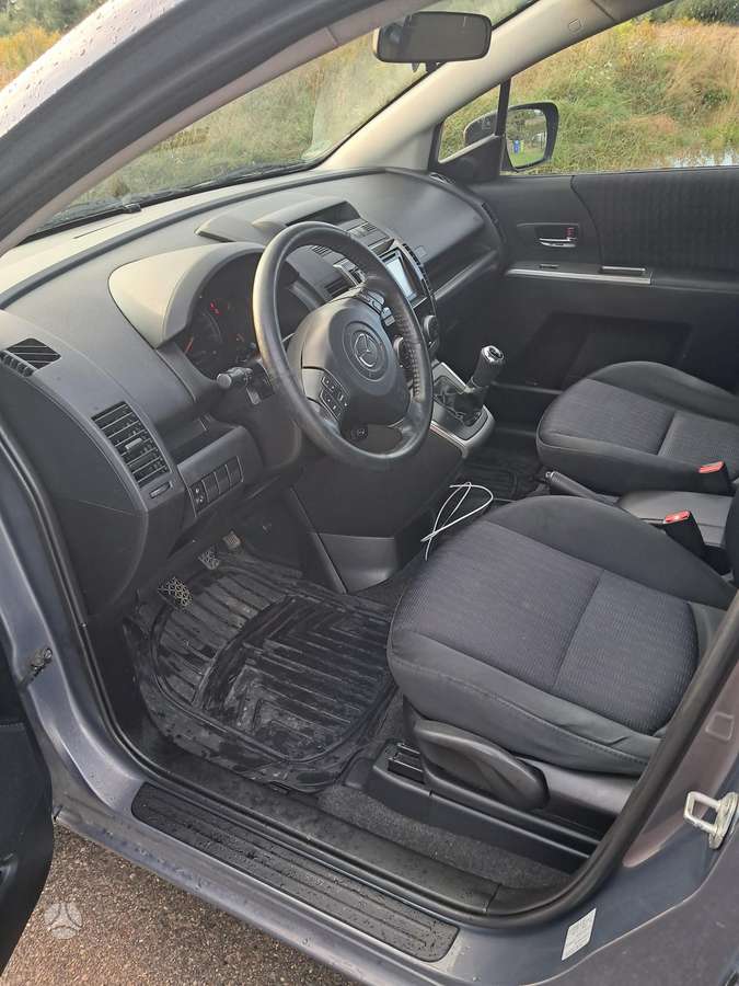 Mazda 5 2010 — photo 10