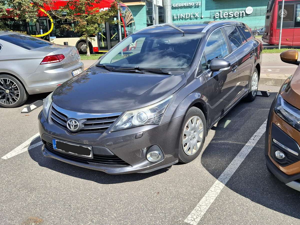 Toyota Avensis 2014 — rear view