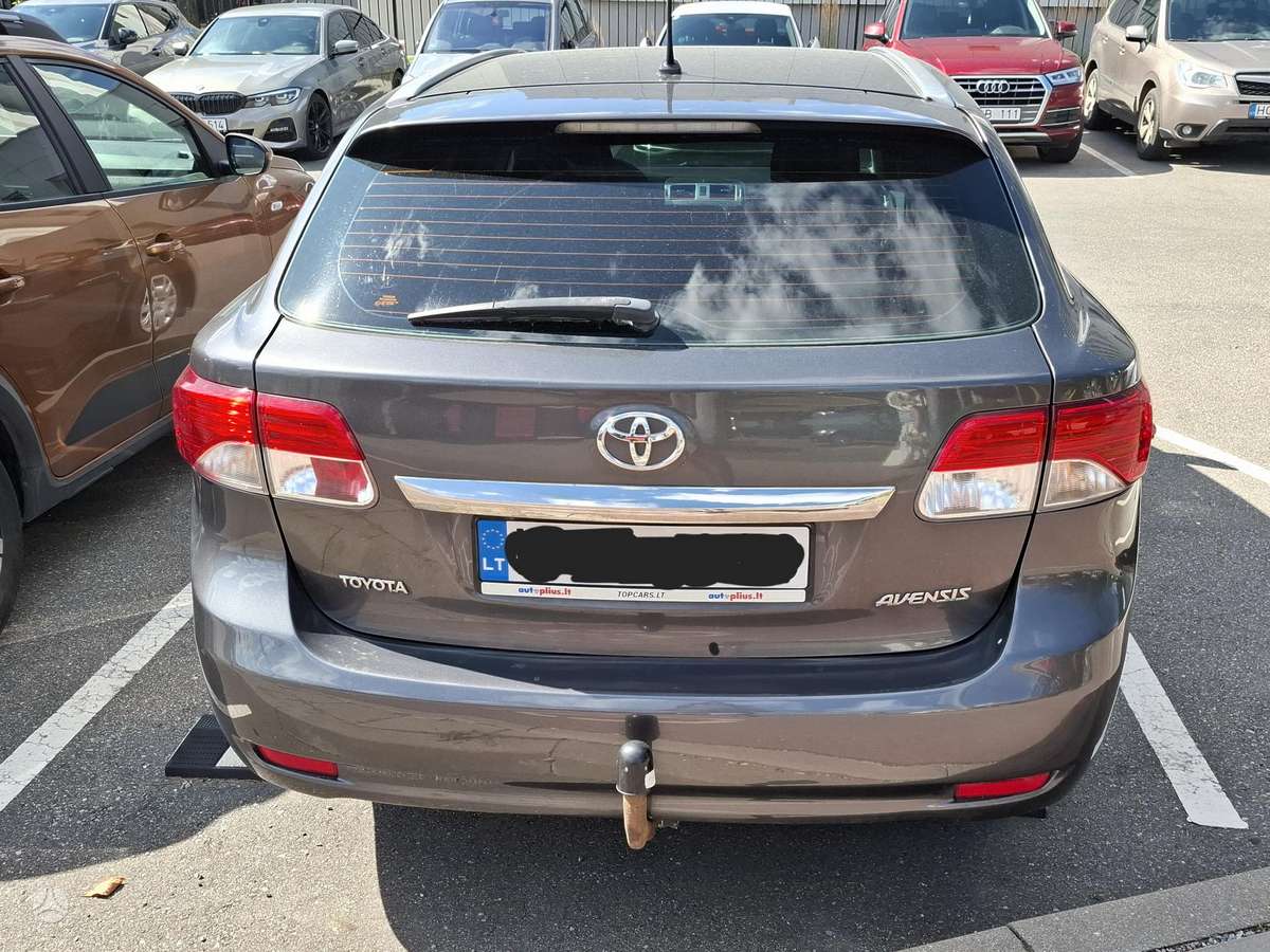 Toyota Avensis 2014 — interior