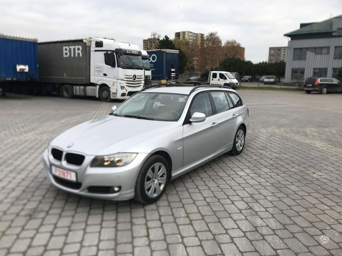 BMW 318 2009 — вигляд ззаду