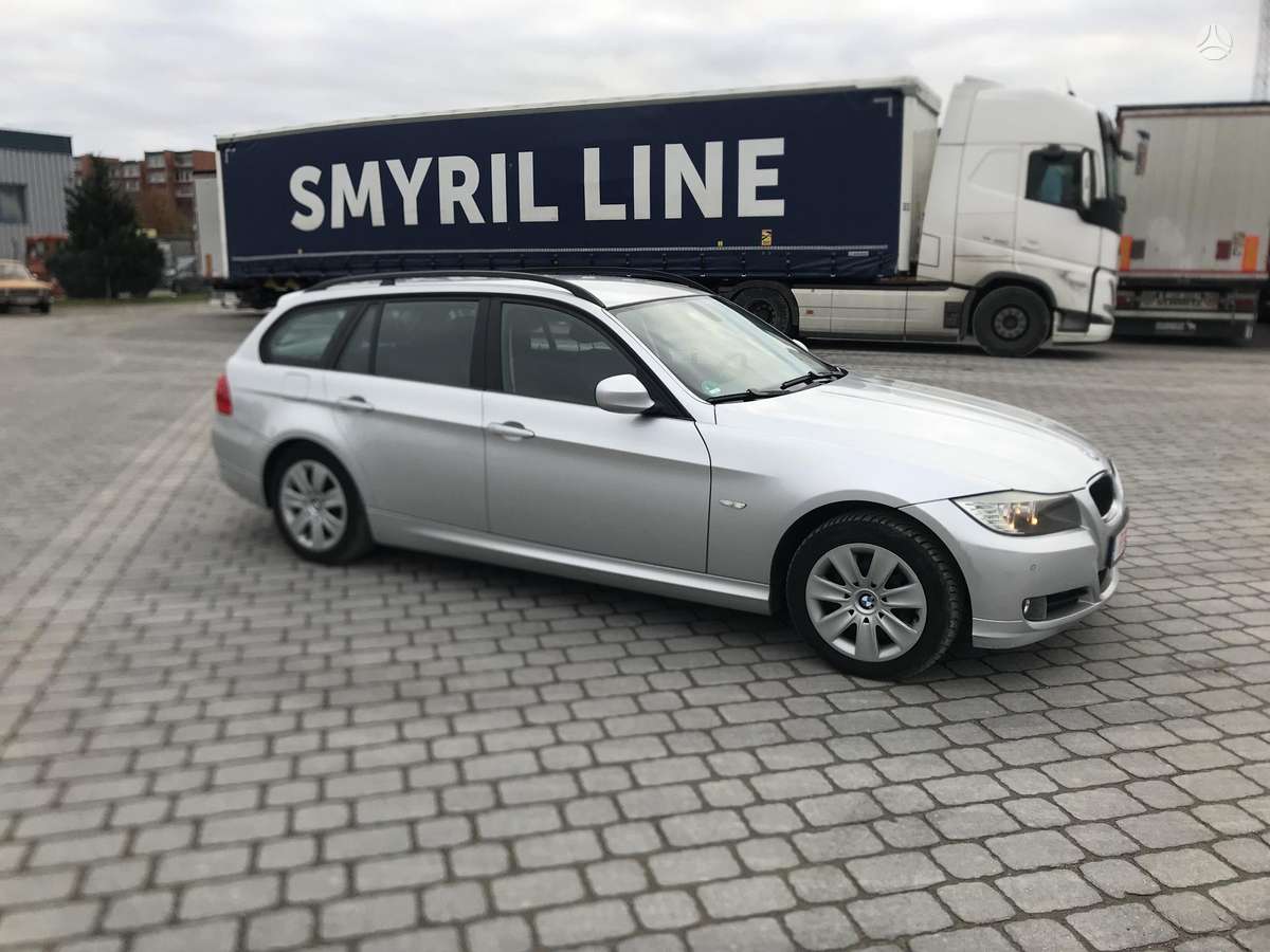 BMW 318 2009 — салон