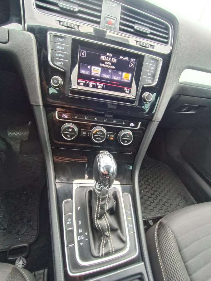 Volkswagen Golf 2014 — interior