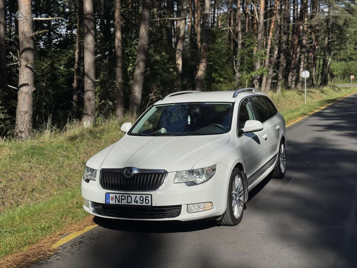 Skoda Superb 2012 — вигляд ззаду