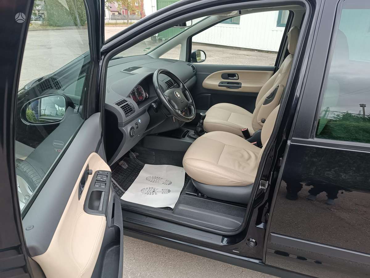 Seat Alhambra 2010 — photo 10