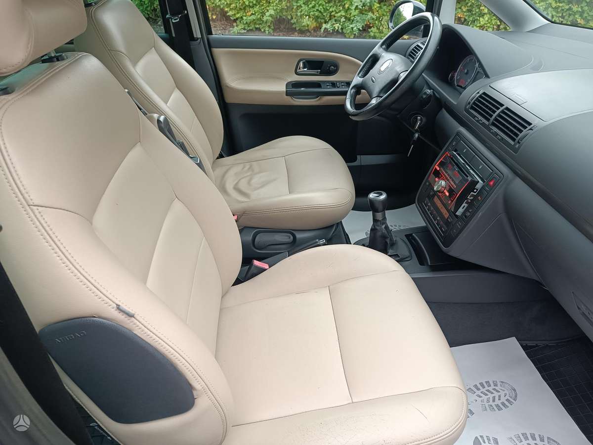 Seat Alhambra 2010 — photo 16