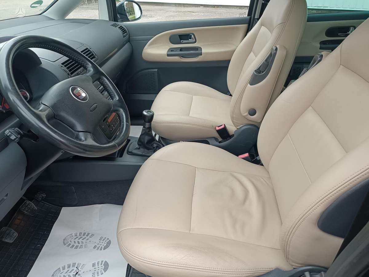 Seat Alhambra 2010 — photo 17