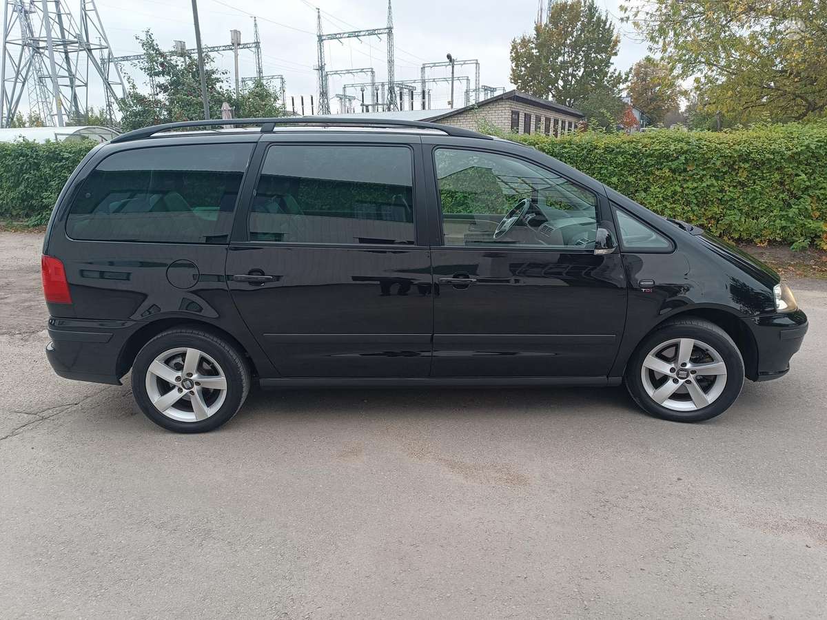Seat Alhambra 2010 — rear view