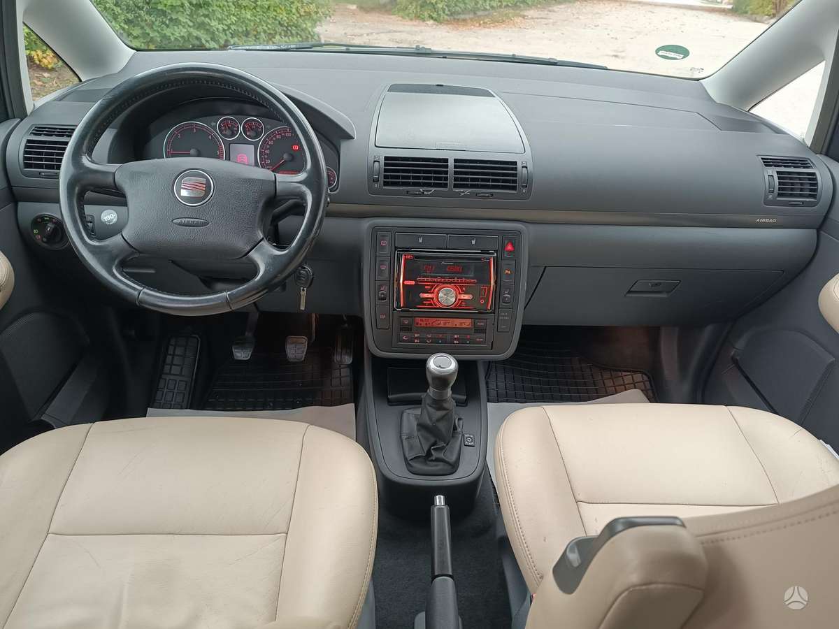 Seat Alhambra 2010 — photo 20