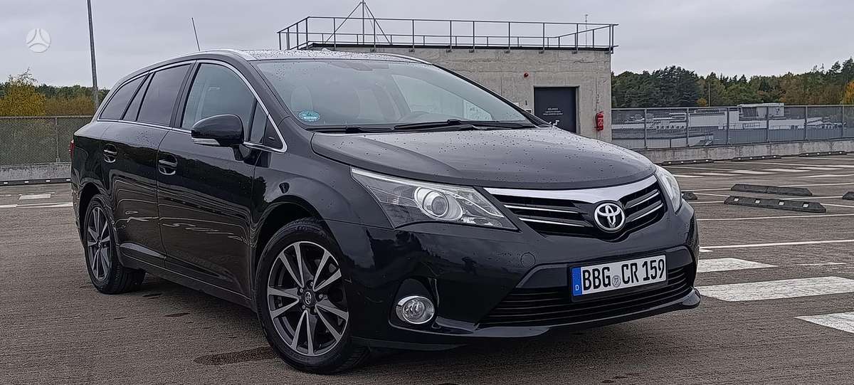 Toyota Avensis 2015 — rear view