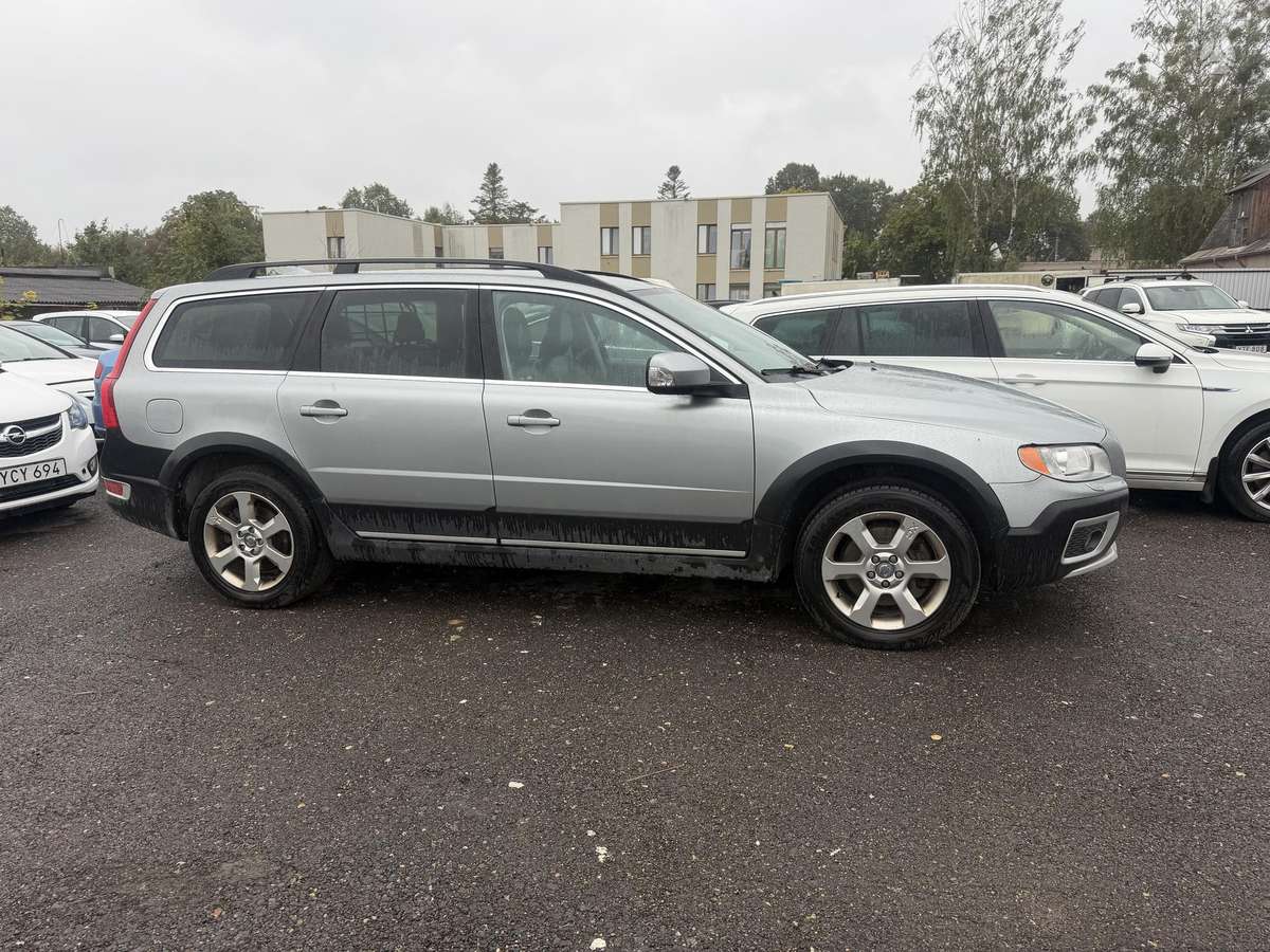 Volvo XC70 2010 — rear view