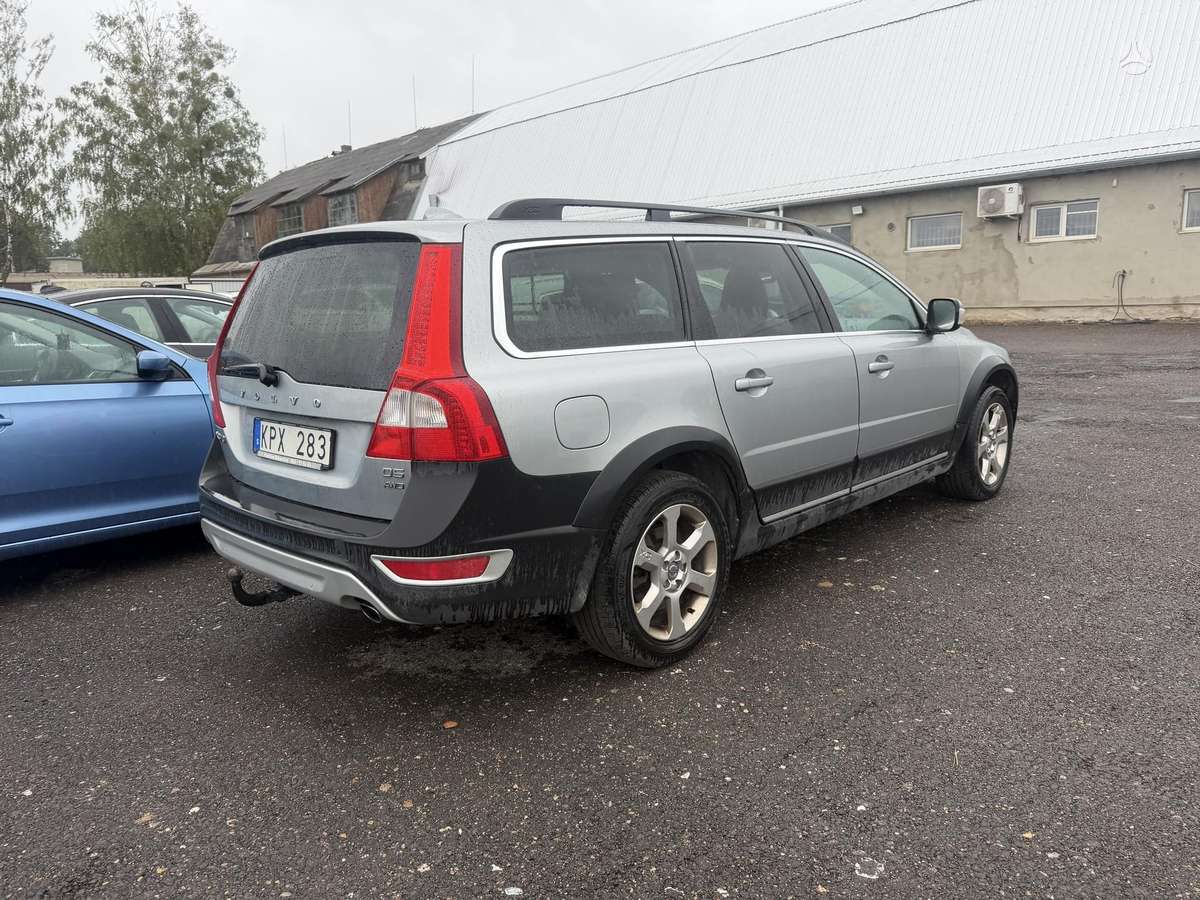 Volvo XC70 2010 — interior