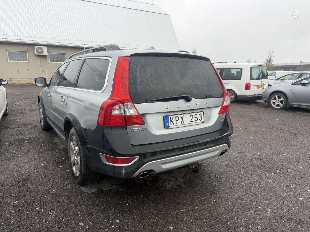 Volvo XC70 2010 — engine 2400 cm³, 205 HP (151kW)