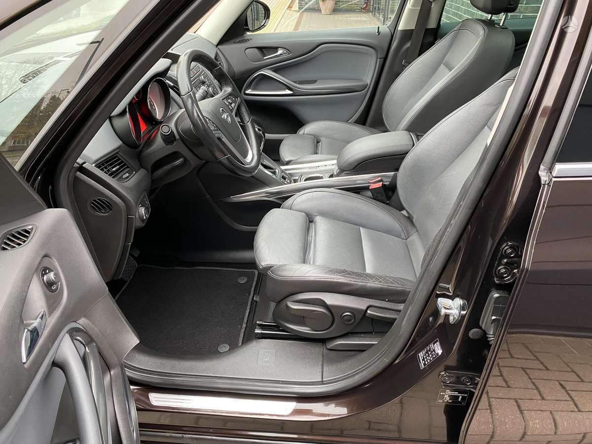 Opel Zafira 2012 — photo 28