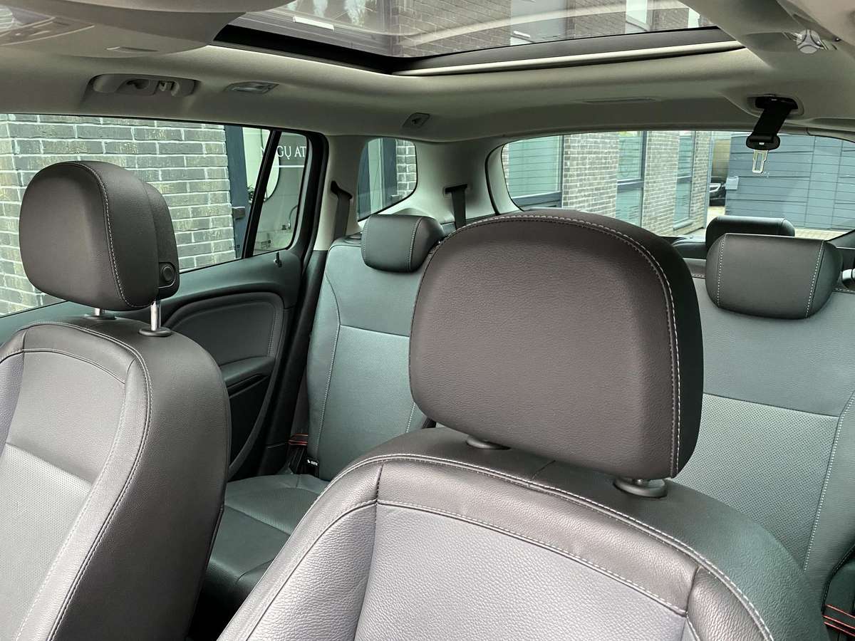 Opel Zafira 2012 — photo 35