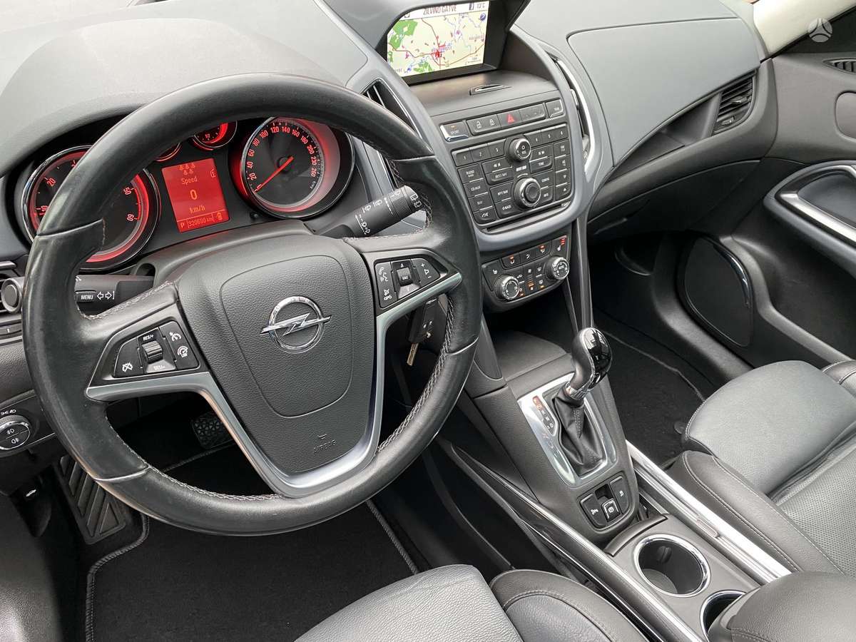 Opel Zafira 2012 — photo 36
