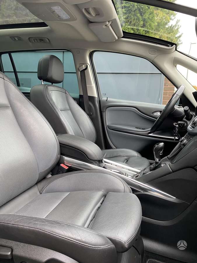 Opel Zafira 2012 — photo 45
