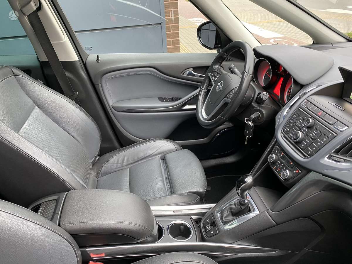 Opel Zafira 2012 — photo 46