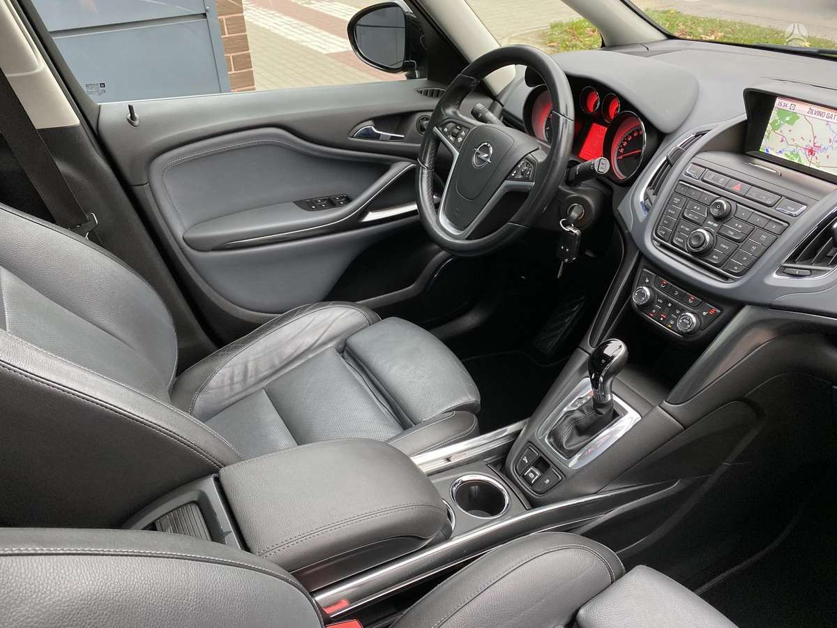 Opel Zafira 2012 — photo 47