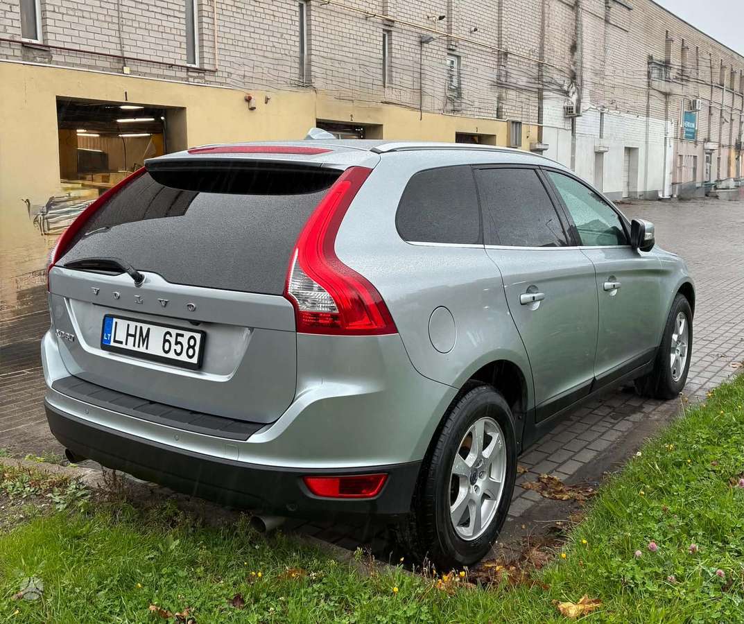 Volvo XC60 2012 — двигун 3192 cm³, 243 HP (179kW)