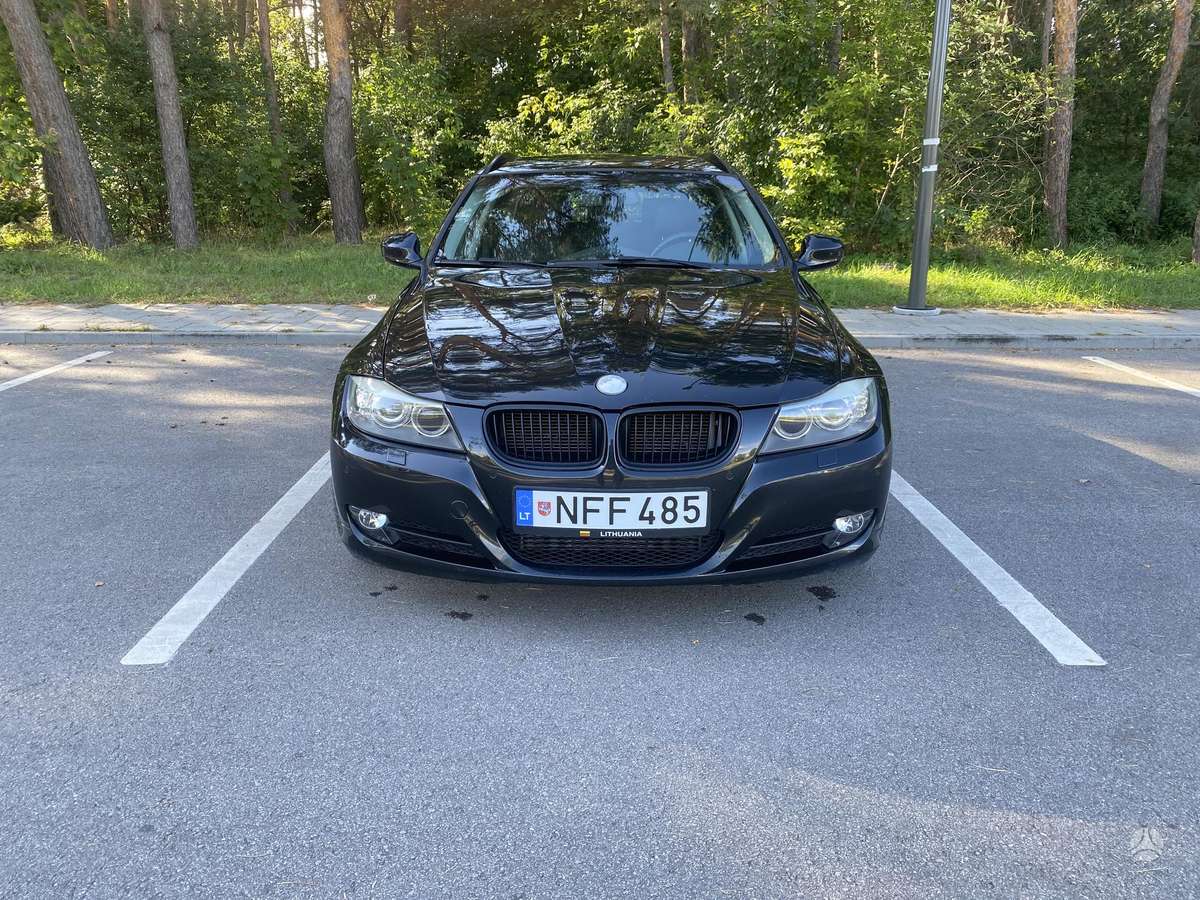 BMW 318 2011 — вигляд ззаду