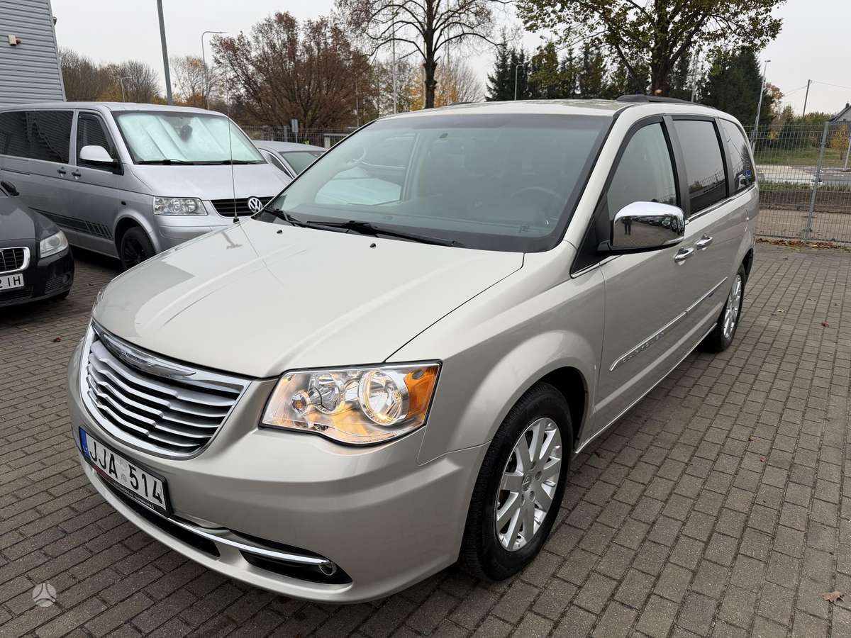 Chrysler Town 2012 — rear view