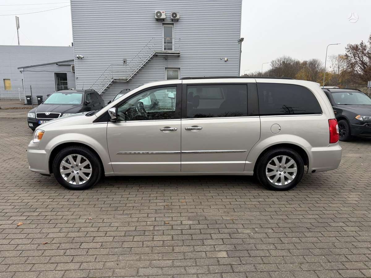 Chrysler Town 2012 — engine 3600 cm³, 294 HP (216kW)