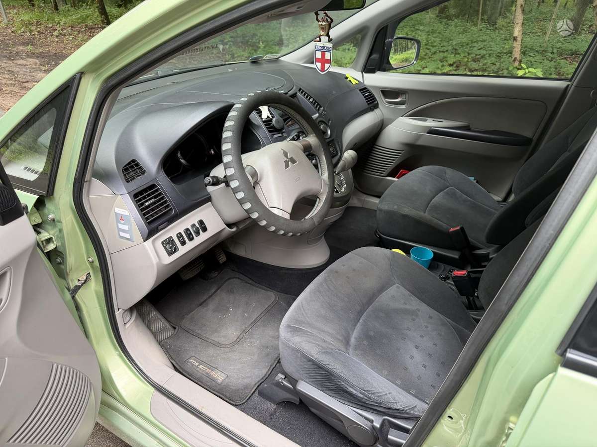 Mitsubishi Grandis 2005 — photo 10