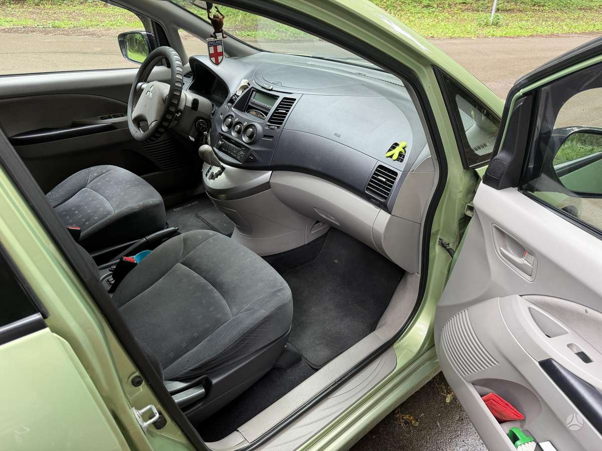 Mitsubishi Grandis 2005 — photo 11