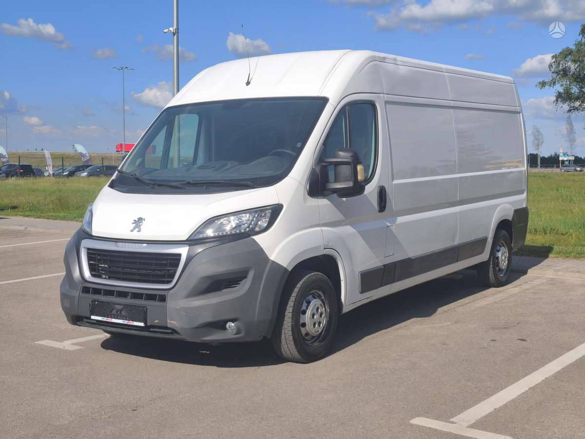 Peugeot Boxer 2015 — rear view
