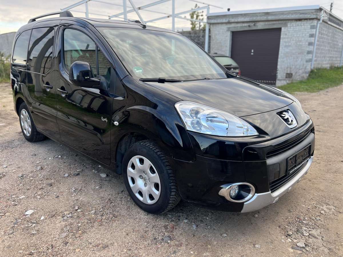Peugeot Partner 2011 — салон