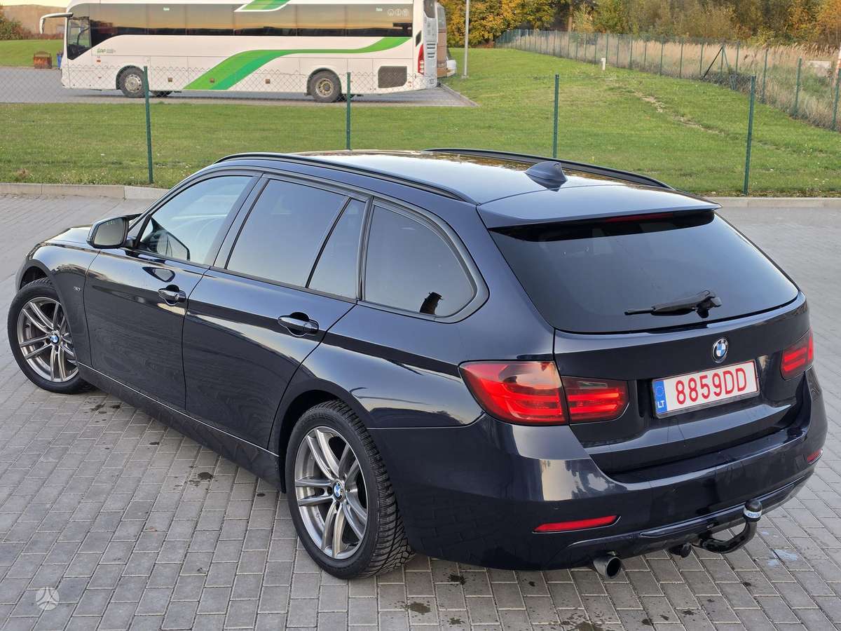 BMW 320 2013 — вигляд ззаду