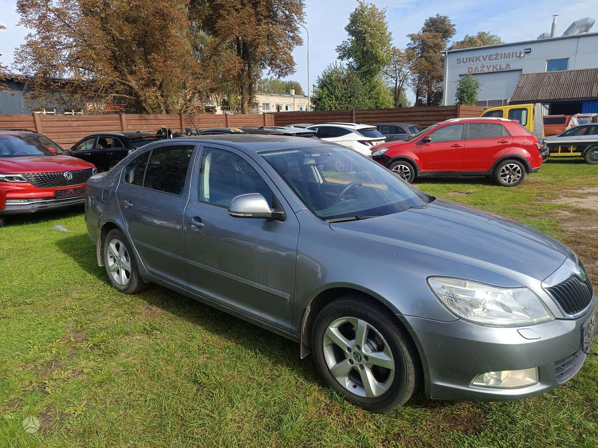 Skoda Octavia 2012 — rear view