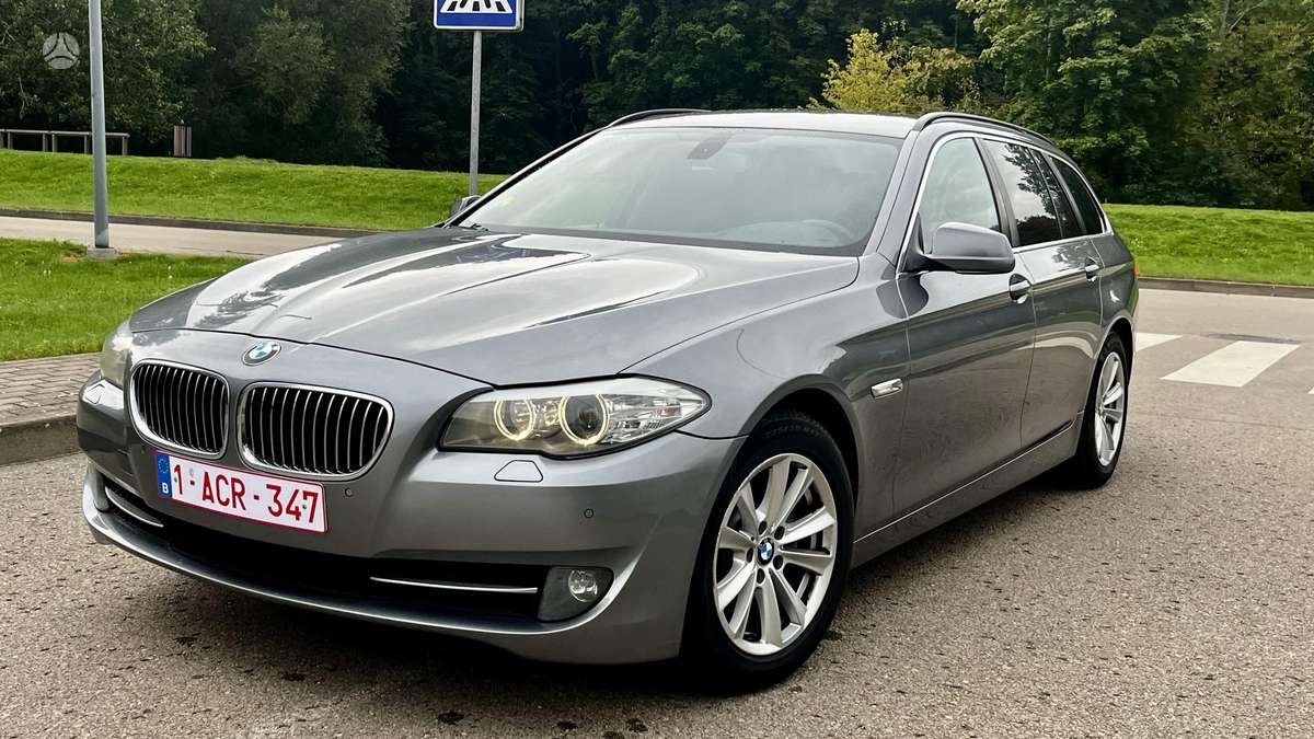 BMW 520 2011 — вигляд ззаду