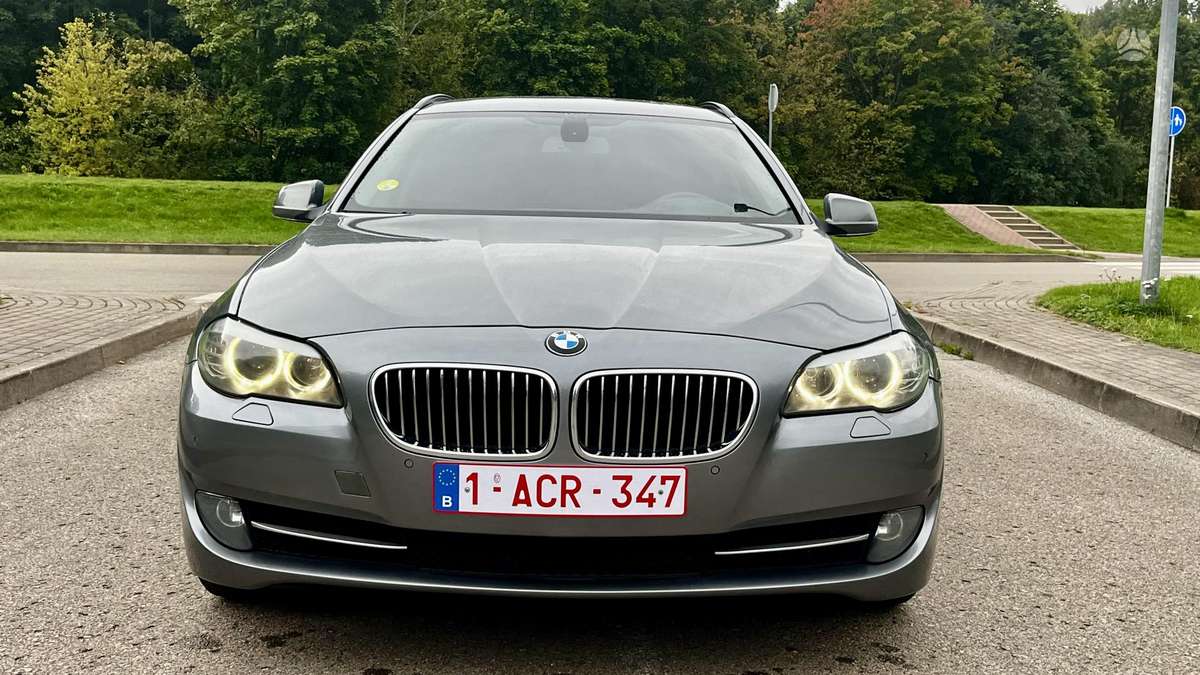 BMW 520 2011 — салон