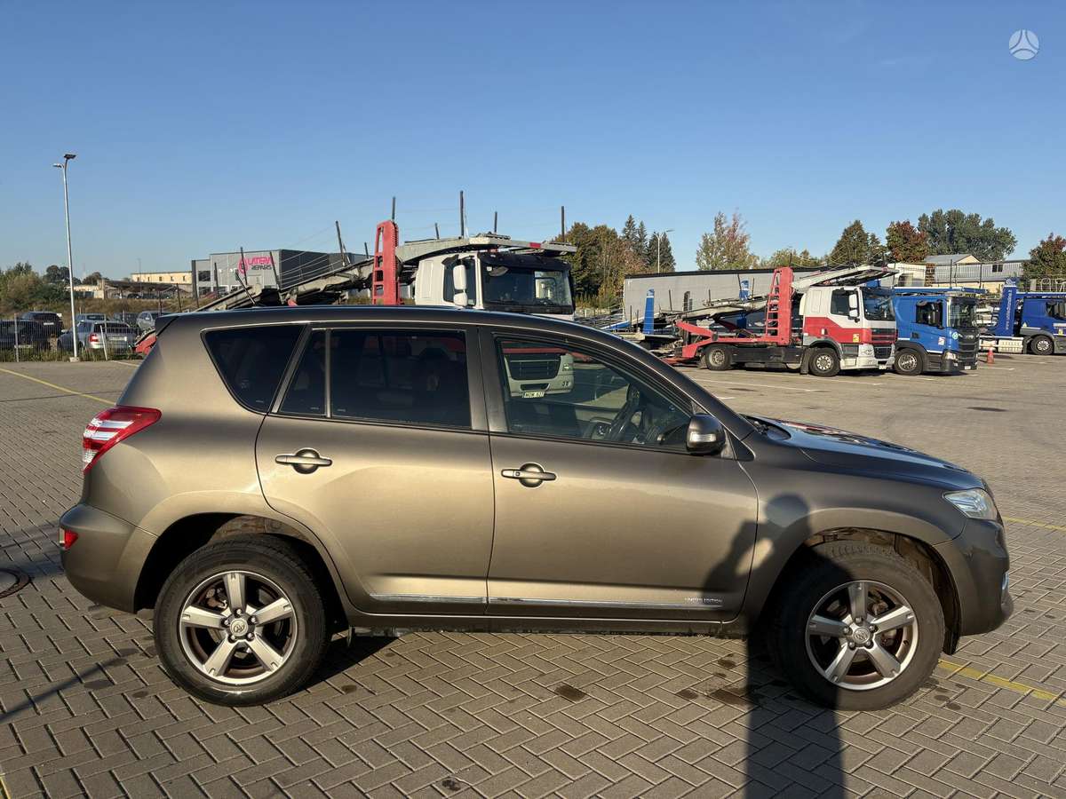 Toyota RAV4 2012 — салон