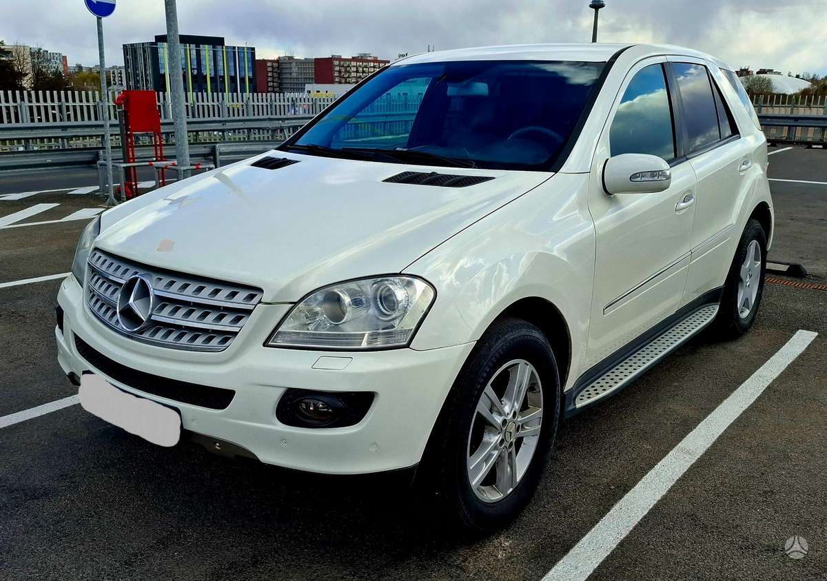 Mercedes-Benz ML320 2006 — rear view