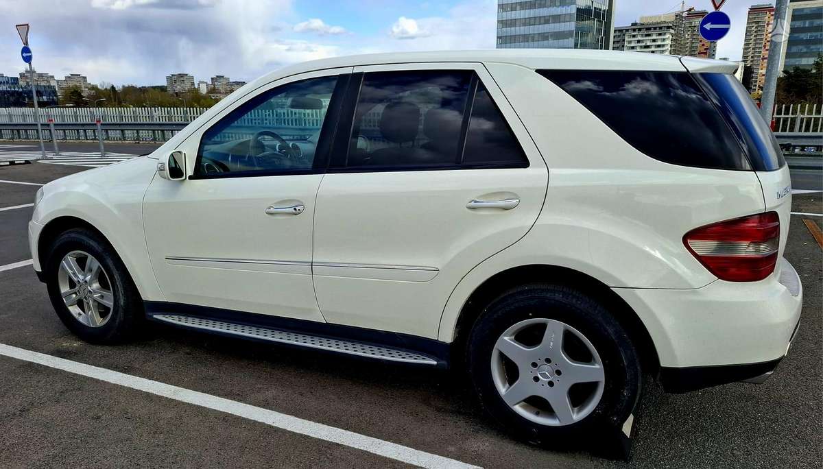 Mercedes-Benz ML320 2006 — interior