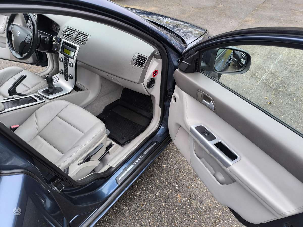 Volvo V50 2010 — photo 10