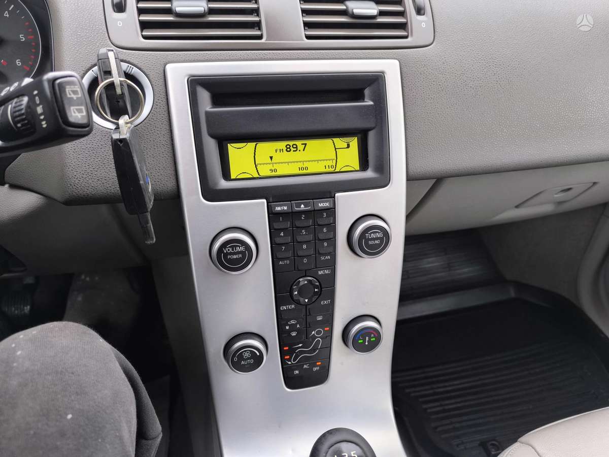 Volvo V50 2010 — photo 12