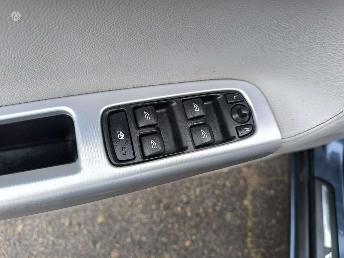 Volvo V50 2010 — photo 15