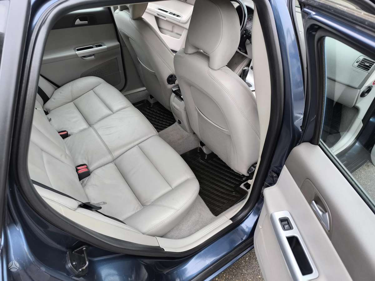 Volvo V50 2010 — photo 16