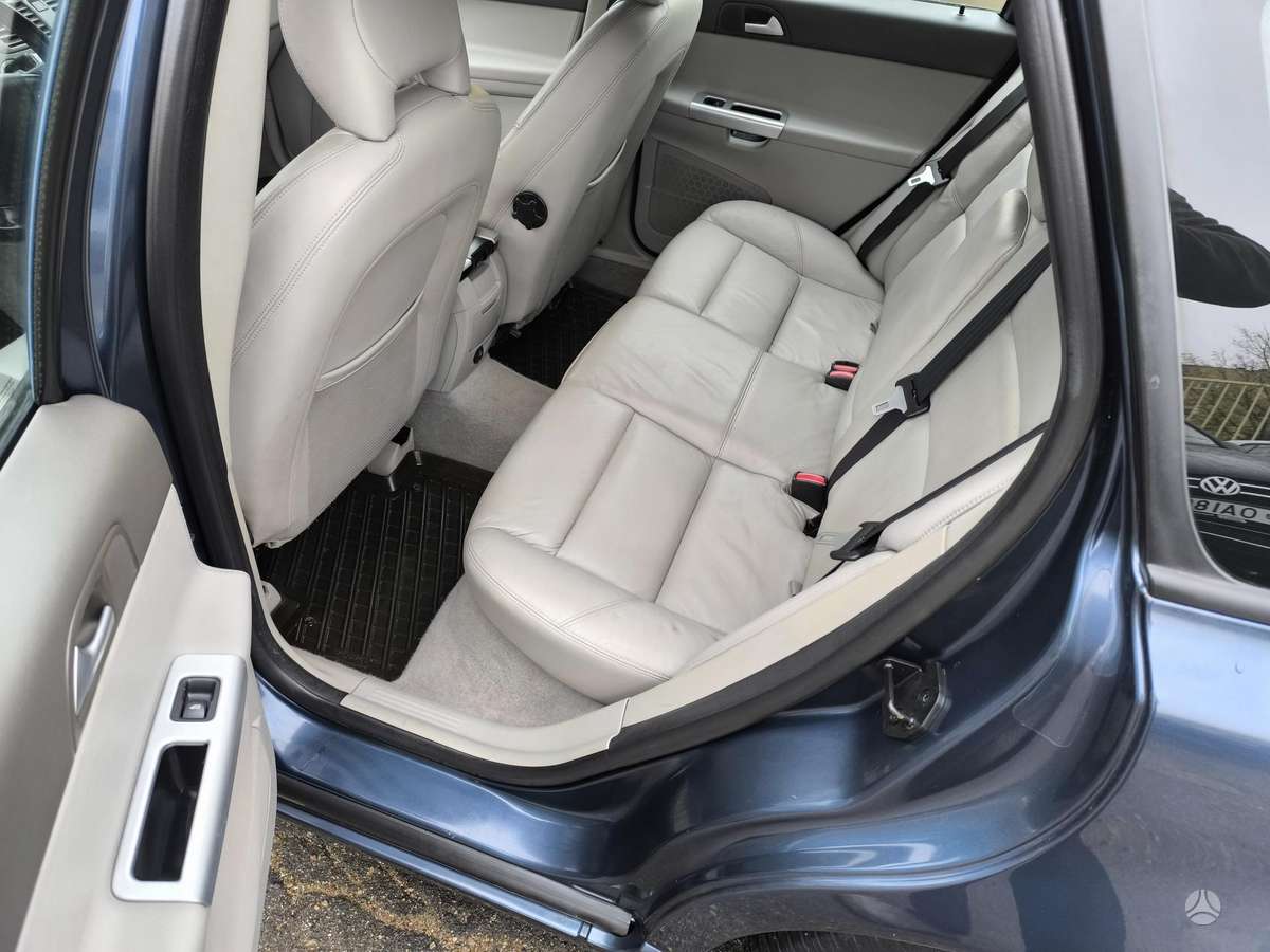 Volvo V50 2010 — photo 17