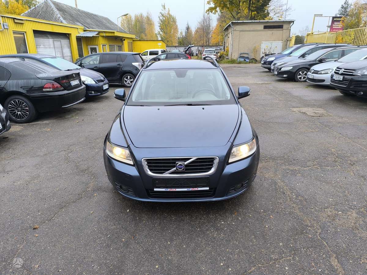 Volvo V50 2010 — rear view