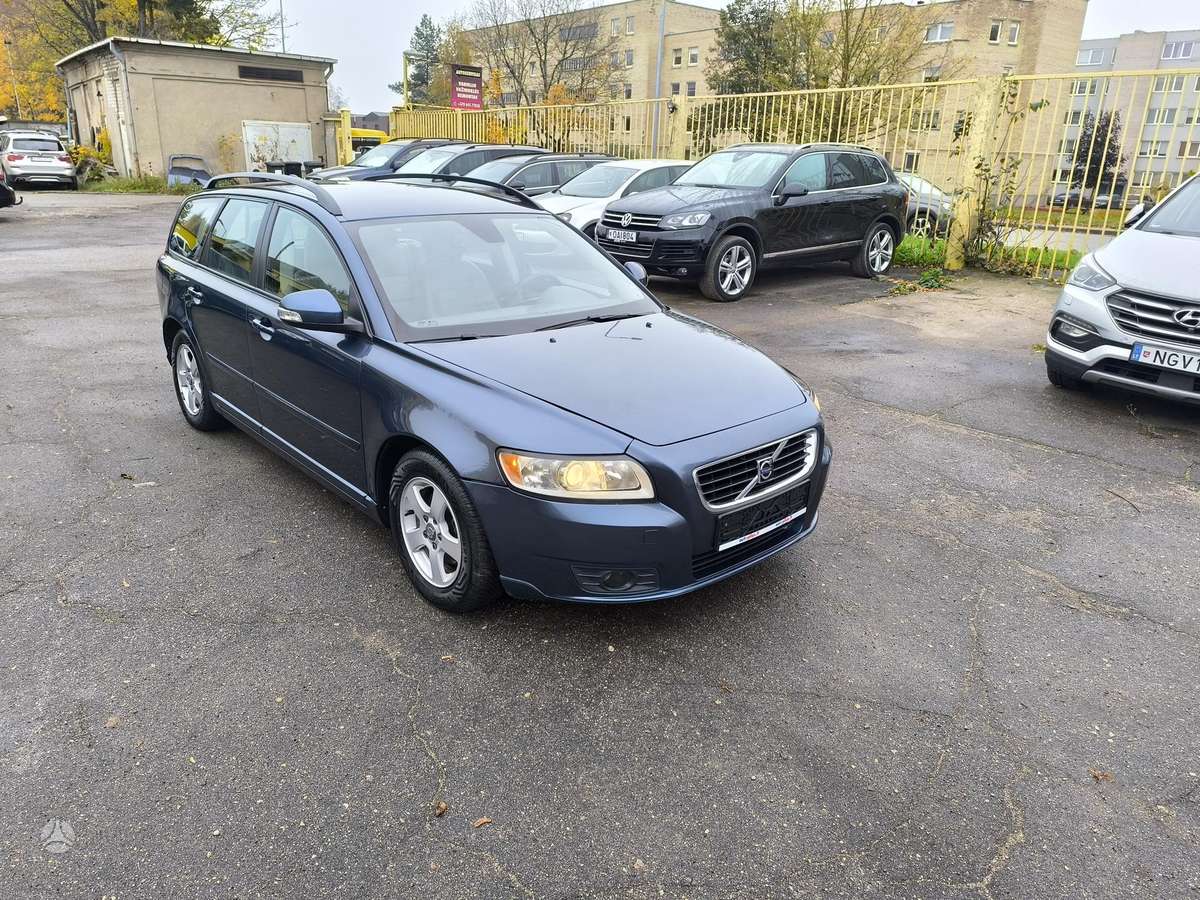 Volvo V50 2010 — interior