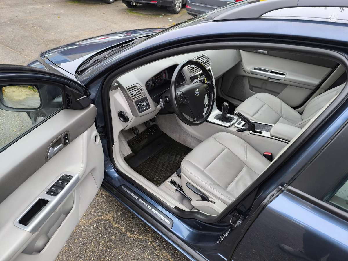 Volvo V50 2010 — photo 8