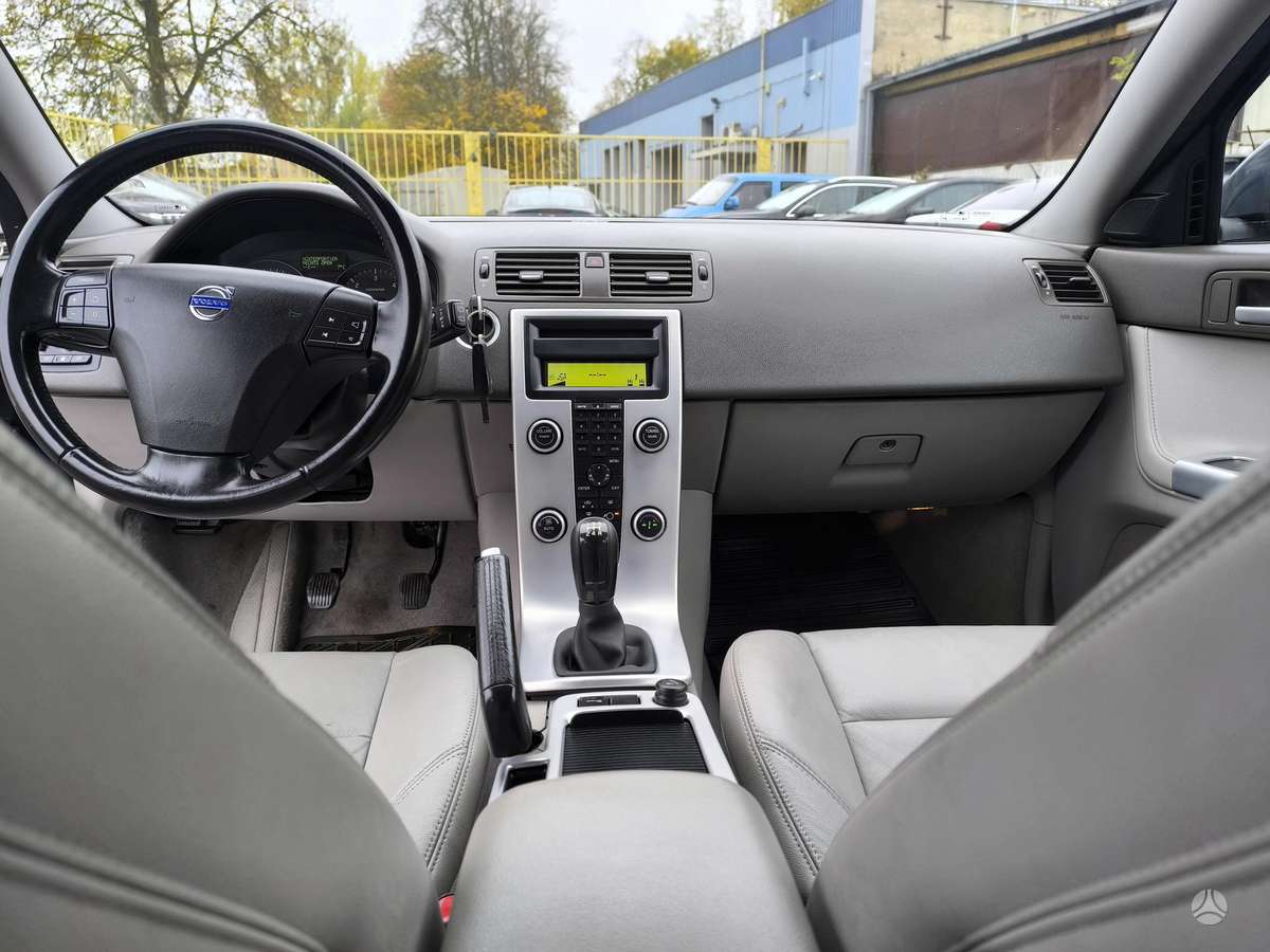 Volvo V50 2010 — photo 9
